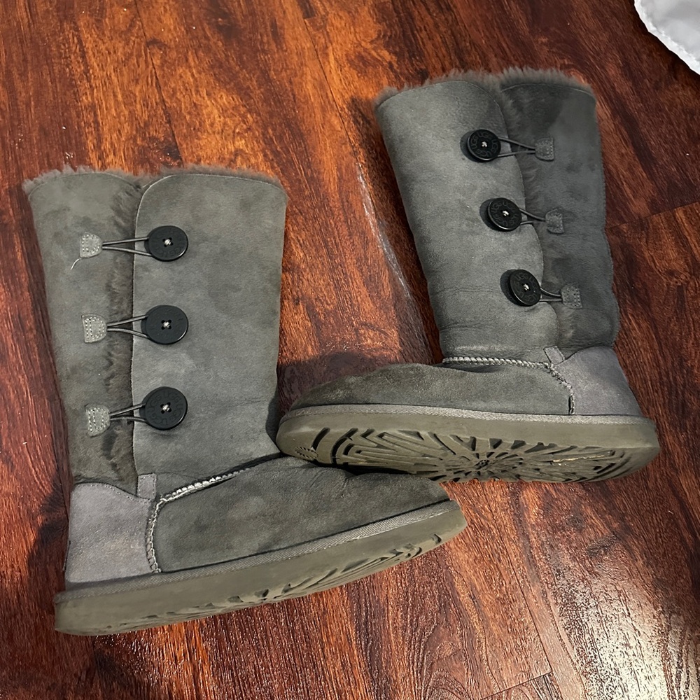 UGG WOMEN’S BAILEY BUTTON TRIPLET GREY BOOTS